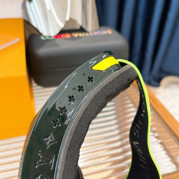Louis Vuitton Ski Goggles with Monogram - Picture 3 of 5